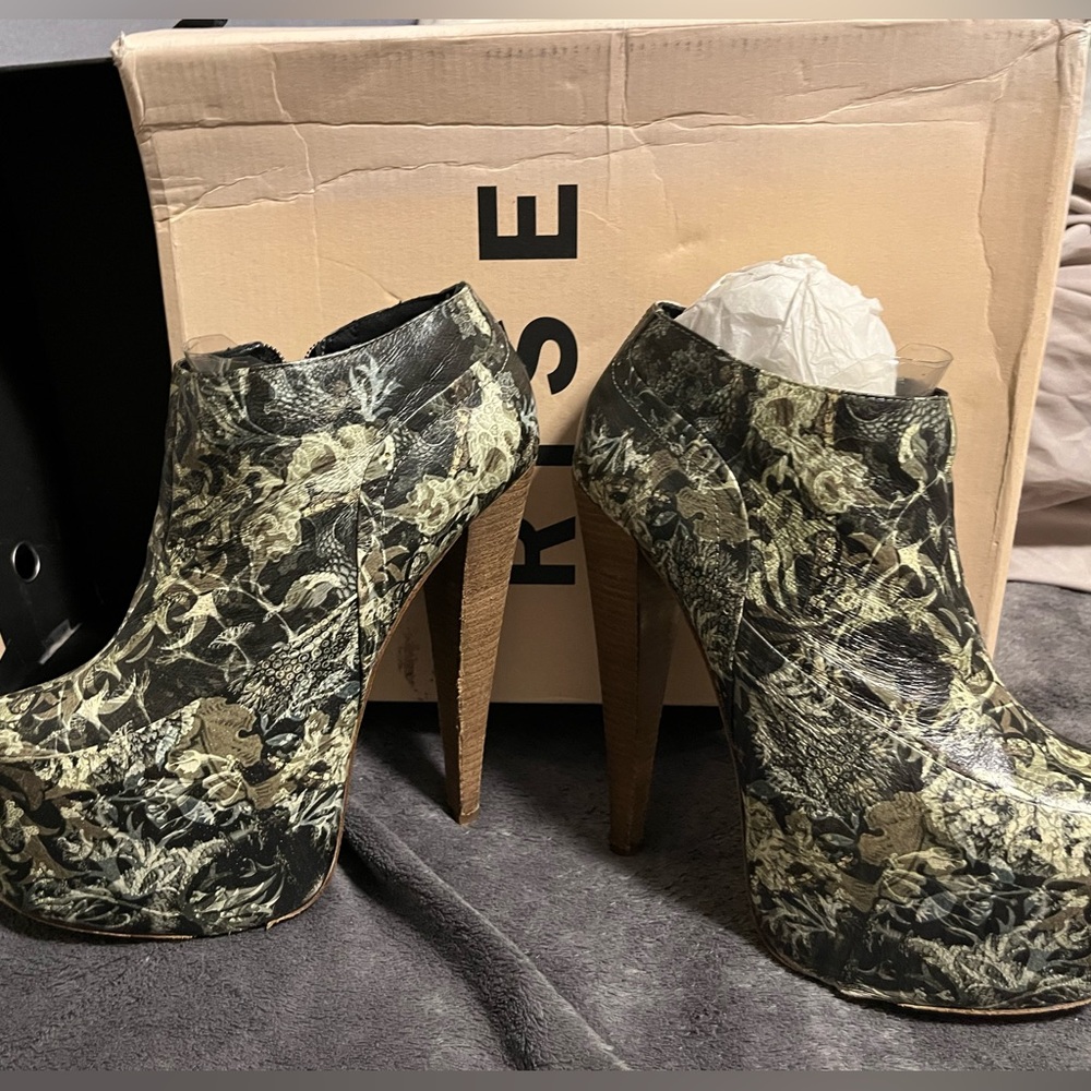 Aldo Rise xPreen Gillote green print leather platform boots size 8